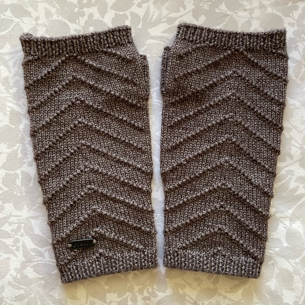 Pistil Fingerless Mittens